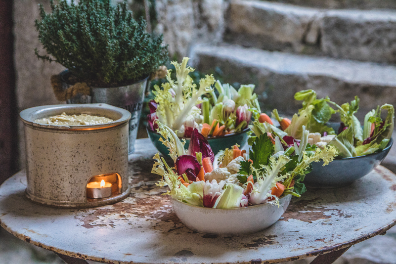Bagna cauda et petits légumes croquants préparés en cours de cuisine