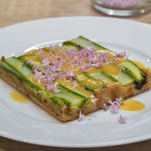 Fin gâteau d'asperges et vinaigrette douce au thym