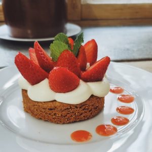 Tartelette Sablé breton au sarrasin, ganache verveine, fraises du pays - Cours de Cuisine