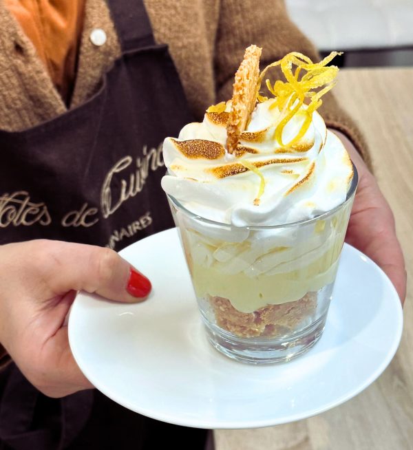Verrine façon tarte au citron - Notes de Cuisine - Cours de Cuisine - vue dans la main